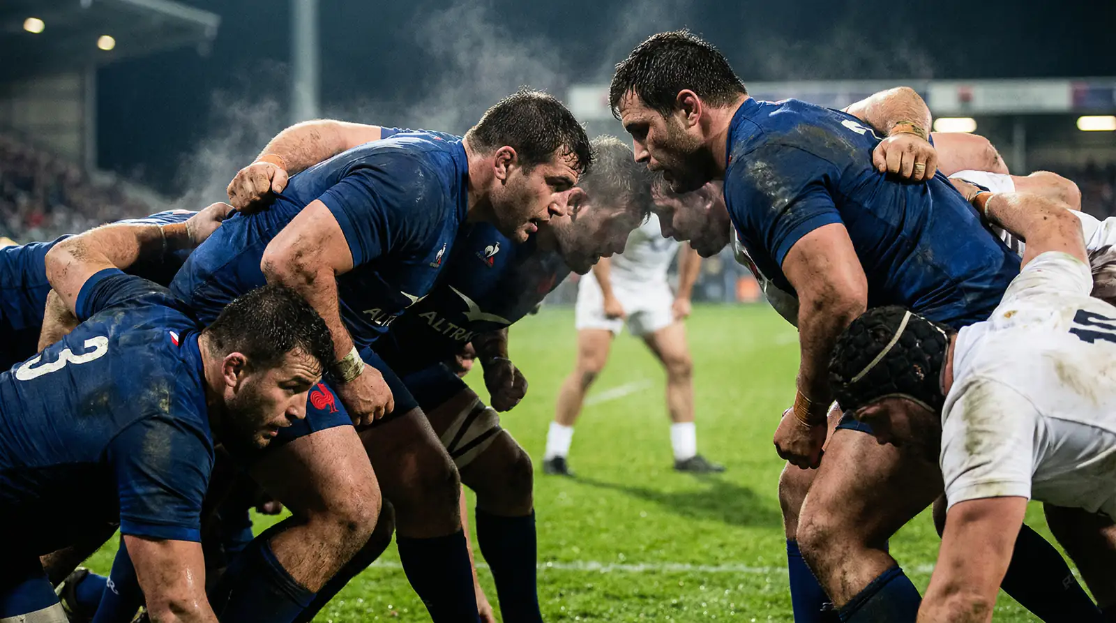 Joueurs clés du XV de France lors d'une mêlée sur le terrain
